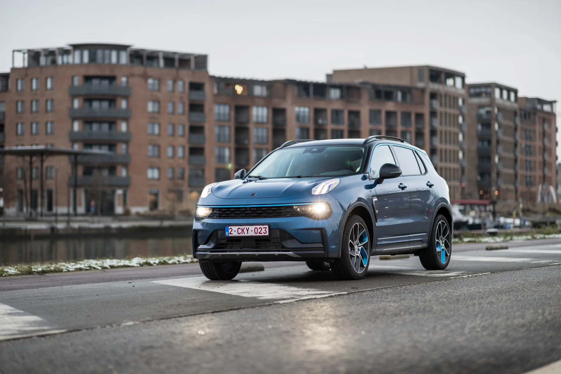 Model van een automerk in de hero van de website